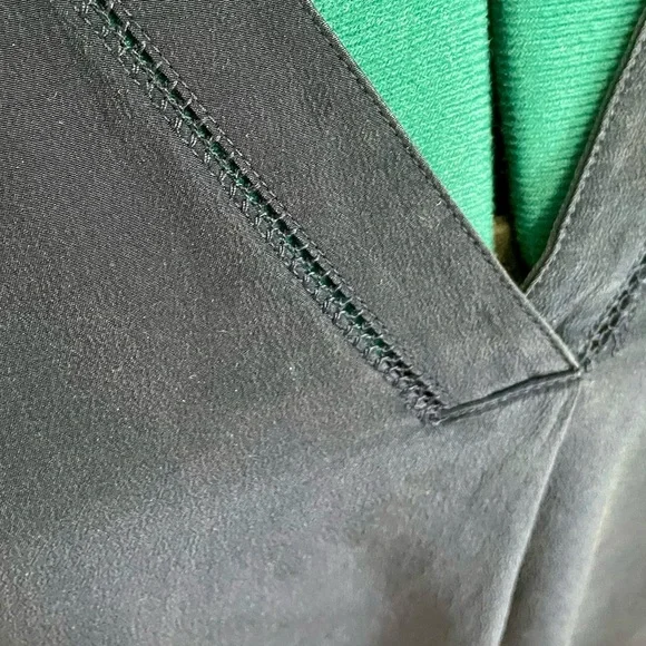 Vince Navy V-Neck Sleeveless Silk Blouse - Picture 5 of 6